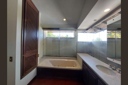 Casa à venda com 331m², 3 quartos e 6 vagasBanheiro Suíte 1