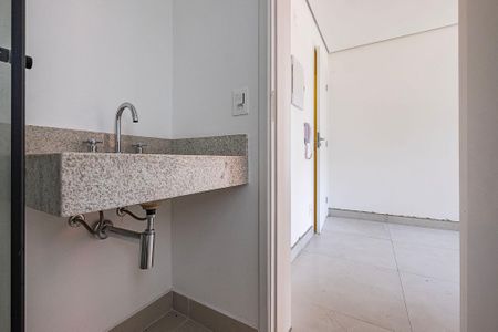 Banheiro de kitnet/studio para alugar com 1 quarto, 15m² em Cerqueira César, São Paulo