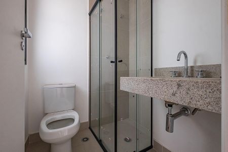 Banheiro de kitnet/studio para alugar com 1 quarto, 15m² em Cerqueira César, São Paulo