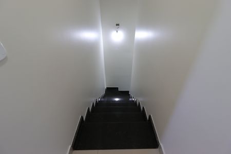 Casa à venda com 104m², 2 quartos e 3 vagasEscada para os quartos