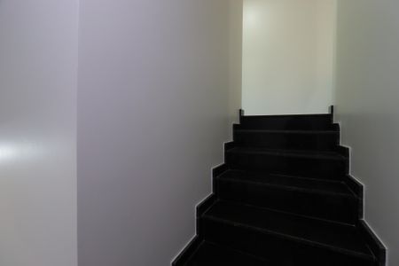 Casa à venda com 104m², 2 quartos e 3 vagasEscada para a sala