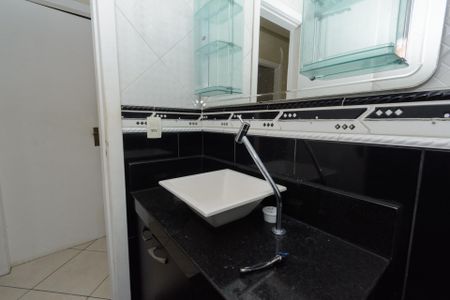Banheiro de apartamento para alugar com 3 quartos, 100m² em Jardim Riacho das Pedras, Contagem