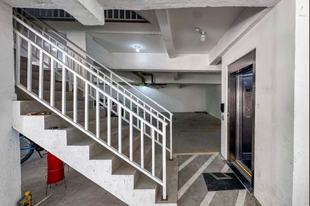 Apartamento à venda com 50m², 2 quartos e 1 vagaEscada