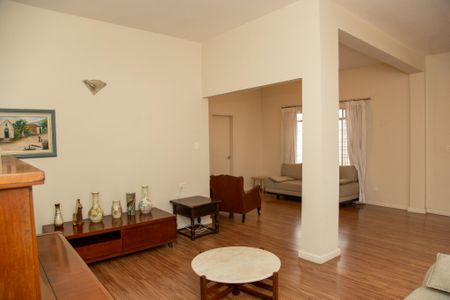 Casa à venda com 553m², 3 quartos e 4 vagasSala