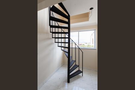 Apartamento à venda com 94m², 2 quartos e 2 vagasEscada