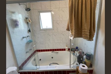 Casa de condomínio para alugar com 248m², 3 quartos e 4 vagasBanheiro da Suíte 2