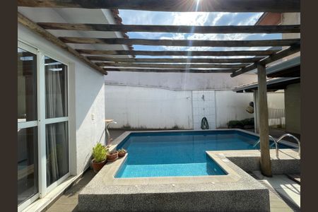 Casa de condomínio para alugar com 248m², 3 quartos e 4 vagasPiscina