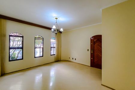 Casa à venda com 180m², 2 quartos e 2 vagasSala