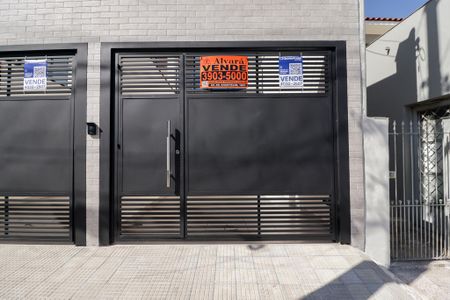 Casa à venda com 160m², 3 quartos e 3 vagas Casa à venda com 160m², 3 quartos e 3 vagasFachada