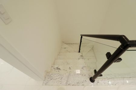 Casa à venda com 160m², 3 quartos e 3 vagas Casa à venda com 160m², 3 quartos e 3 vagasEscada