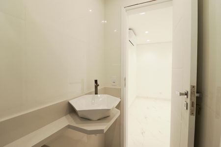 Casa à venda com 160m², 3 quartos e 3 vagas Casa à venda com 160m², 3 quartos e 3 vagasBanheiro da Suíte 2