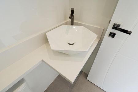 Casa à venda com 160m², 3 quartos e 3 vagas Casa à venda com 160m², 3 quartos e 3 vagasBanheiro da Suíte 1