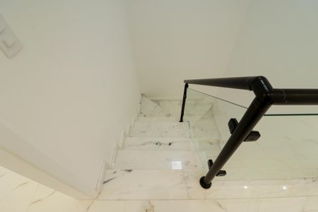 Casa à venda com 160m², 3 quartos e 3 vagas Casa à venda com 160m², 3 quartos e 3 vagasEscada