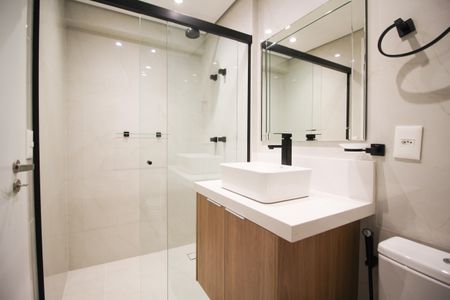 Banheiro Social de kitnet/studio para alugar com 1 quarto, 27m² em Indianópolis, São Paulo