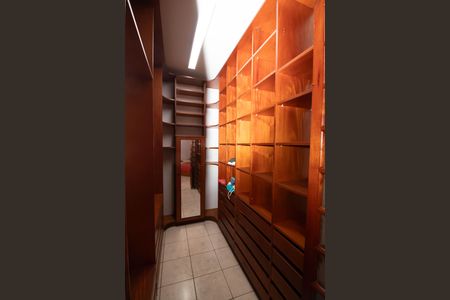 Casa à venda com 510m², 5 quartos e 6 vagasCloset da suíte 1