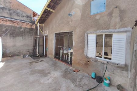 Casa à venda com 270m², 2 quartos e 2 vagas Casa à venda com 270m², 2 quartos e 2 vagasQuintal