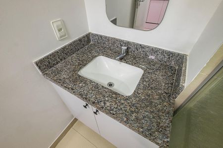 Banheiro de kitnet/studio para alugar com 1 quarto, 24m² em Pinheiros, São Paulo