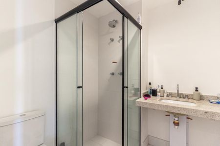 Banheiro de kitnet/studio para alugar com 1 quarto, 30m² em Higienópolis, São Paulo