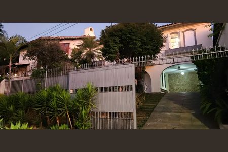 Casa para alugar com 380m², 5 quartos e 4 vagasFachada
