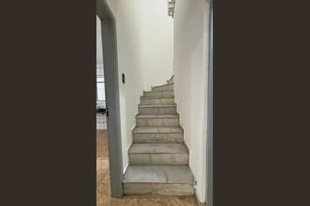 Casa à venda com 178m², 3 quartos e 2 vagasEscada