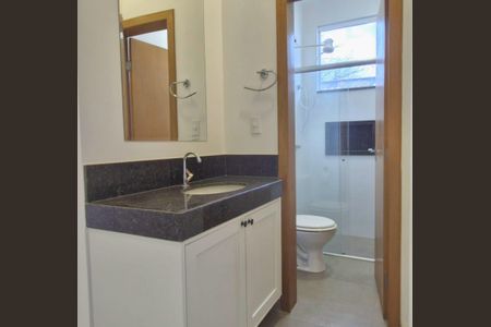 Casa à venda com 180m², 3 quartos e 2 vagas Casa à venda com 180m², 3 quartos e 2 vagasBanheiro social