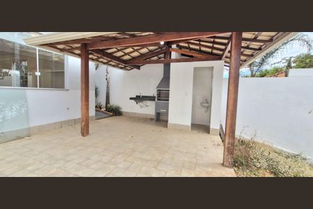 Casa à venda com 180m², 3 quartos e 2 vagas Casa à venda com 180m², 3 quartos e 2 vagasChurrasqueira