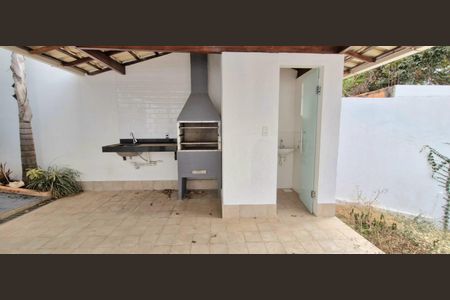 Casa à venda com 180m², 3 quartos e 2 vagas Casa à venda com 180m², 3 quartos e 2 vagasChurrasqueira