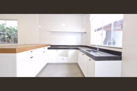 Casa à venda com 180m², 3 quartos e 2 vagas Casa à venda com 180m², 3 quartos e 2 vagasCozinha