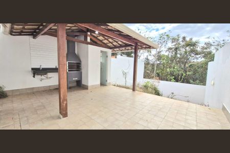 Casa à venda com 180m², 3 quartos e 2 vagas Casa à venda com 180m², 3 quartos e 2 vagasChurrasqueira