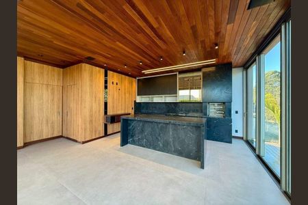 Casa à venda com 555m², 4 quartos e 3 vagas