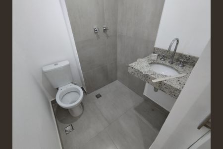 Casa para alugar com 100m², 2 quartos e 1 vaga Casa para alugar com 100m², 2 quartos e 1 vagaBanheiro da Suíte 1