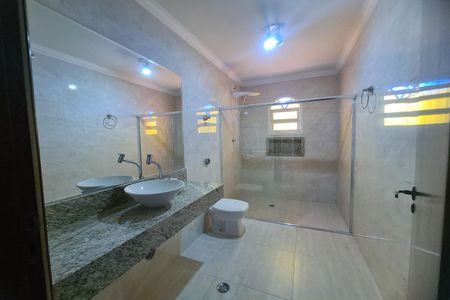 Casa para alugar com 400m², 3 quartos e 10 vagas Casa para alugar com 400m², 3 quartos e 10 vagasBanheiro da Suíte