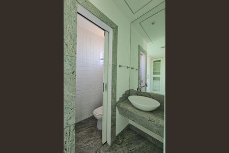 Apartamento à venda com 360m², 4 quartos e 4 vagas Apartamento à venda com 360m², 4 quartos e 4 vagasLavabo 2