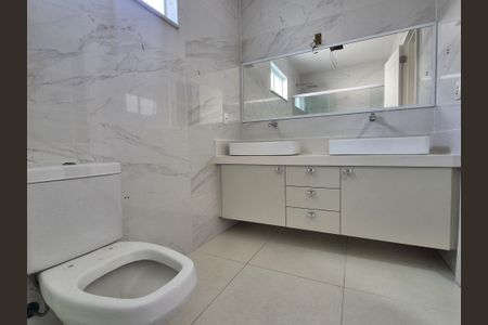 Casa de condomínio à venda com 468m², 4 quartos e 6 vagasBanheiro da Suíte 4