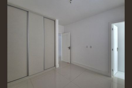 Casa de condomínio à venda com 468m², 4 quartos e 6 vagasSuíte 2