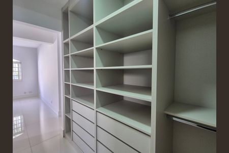 Casa de condomínio à venda com 468m², 4 quartos e 6 vagasCloset da Suíte 4