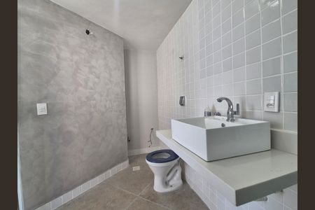 Casa de condomínio à venda com 468m², 4 quartos e 6 vagasBanheiro externo