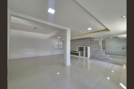 Casa de condomínio à venda com 468m², 4 quartos e 6 vagasSala