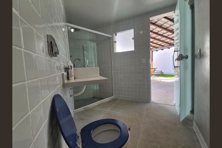 Casa de condomínio à venda com 468m², 4 quartos e 6 vagasBanheiro externo