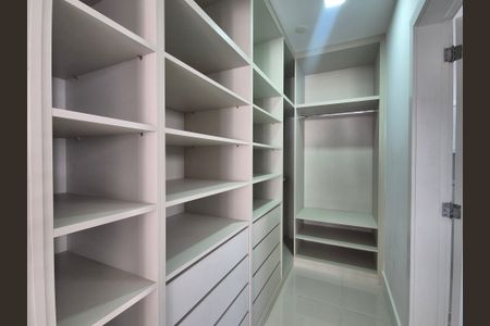 Casa de condomínio à venda com 468m², 4 quartos e 6 vagasCloset da Suíte 4