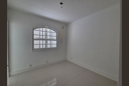 Casa de condomínio à venda com 468m², 4 quartos e 6 vagasSuíte 2