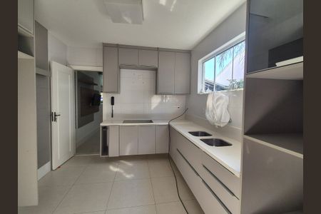 Casa de condomínio à venda com 468m², 4 quartos e 6 vagasCozinha