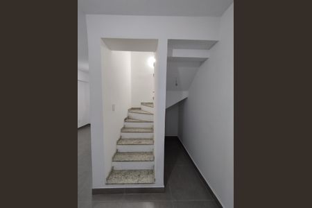 Casa para alugar com 100m², 2 quartos e 1 vaga Casa para alugar com 100m², 2 quartos e 1 vagaEscada