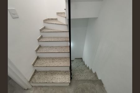 Casa para alugar com 100m², 2 quartos e 1 vaga Casa para alugar com 100m², 2 quartos e 1 vagaEscada