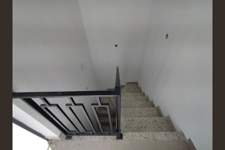 Casa para alugar com 100m², 2 quartos e 1 vaga Casa para alugar com 100m², 2 quartos e 1 vagaEscadas