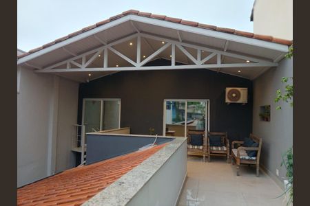 Casa à venda com 130m², 3 quartos e 3 vagas Casa à venda com 130m², 3 quartos e 3 vagasTerraço