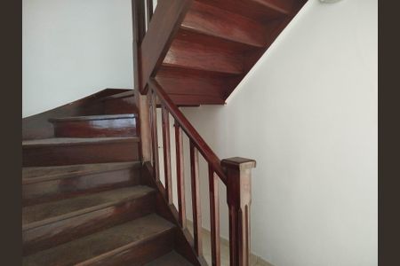 Casa para alugar com 100m², 3 quartos e 1 vaga Casa para alugar com 100m², 3 quartos e 1 vagaEscada