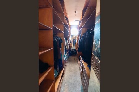 Casa para alugar com 1002m², 4 quartos e 6 vagasCloset da suíte 4