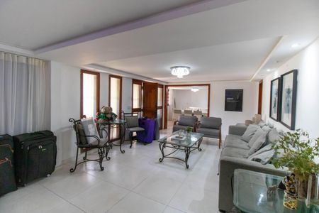 Casa para alugar com 1002m², 4 quartos e 6 vagasSala