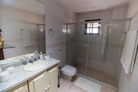 Casa para alugar com 1002m², 4 quartos e 6 vagasBanheiro da Suíte 1